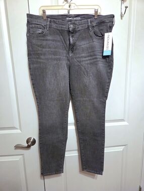 NEW Old Navy Rockstar Mid-Rise skinny jeans size 20
